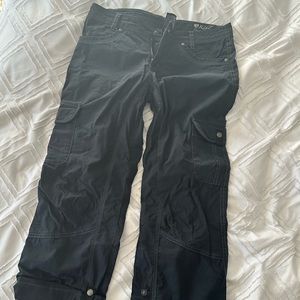 Kuhl size 6 women’s hiking pants. Relaxed fit, dark blue. Splash roll up pant